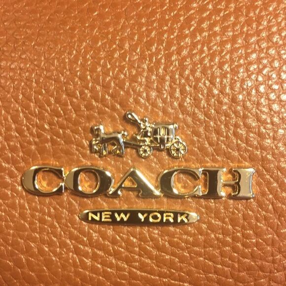 Coach Classic Shoulder BAG with Dust Bag, Brown Pebbled leather Adjustable strap - Picture 2 of 16